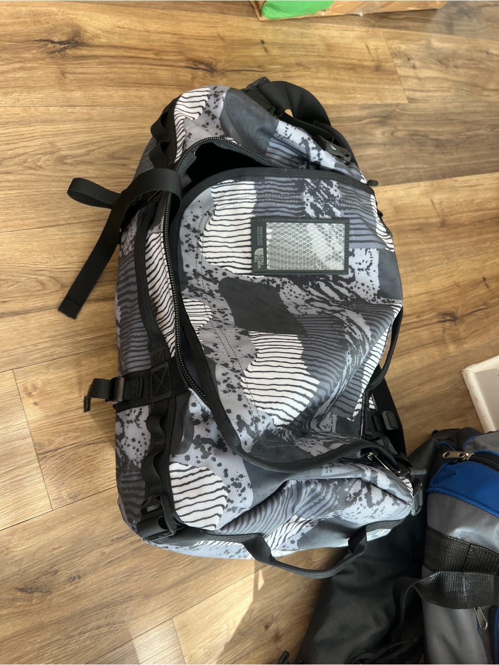 The North Face Gray & Black Patterned Duffel Bag NWOT - Picture 2 of 4